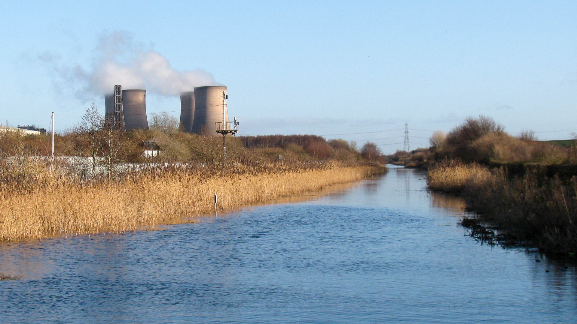 Fiddler's Ferry Power Station sits next to the canal