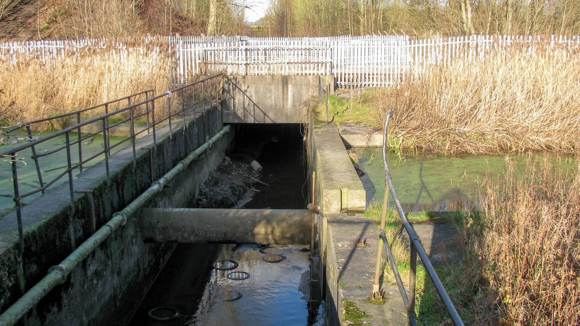 Cross channel in place of the aqueduct