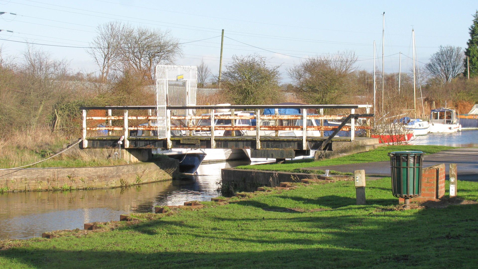 The swing bridge to the East of Fiddlers Ferry Lock still works